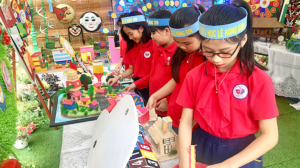 Học sinh Trường Tiểu học Lê Hồng Sơn (thành phố Nam Định) với các sản phẩm được làm từ phòng học STEM.