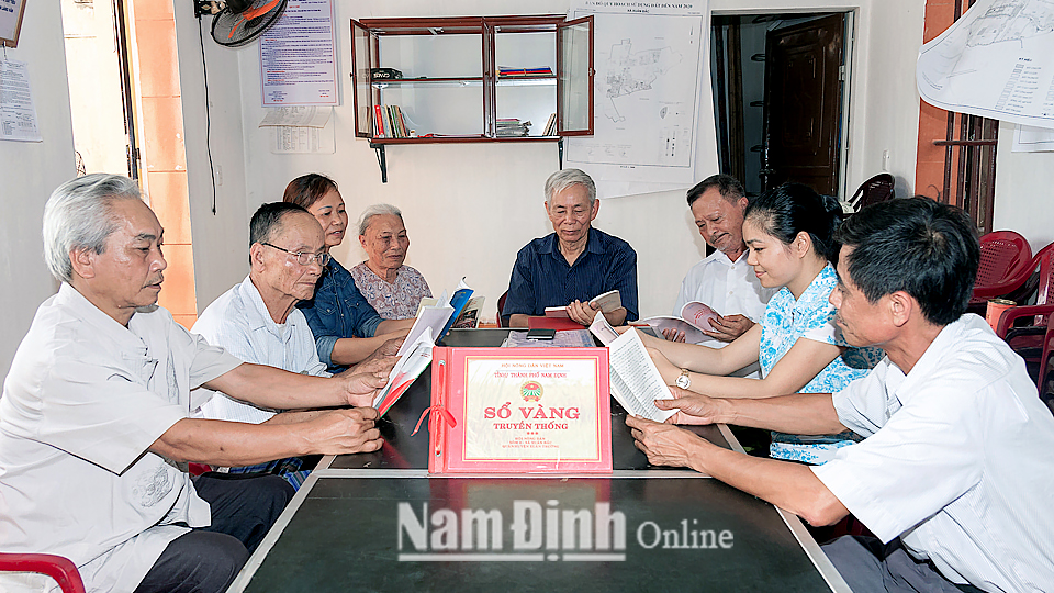 Ban chủ nhiệm Nhà văn hóa xóm 8, xã Xuân Bắc (Xuân Trường) triển khai công việc.