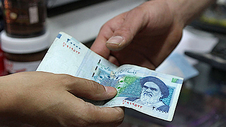Đồng tiền 20.000 rial của Iran. Ảnh: AFP