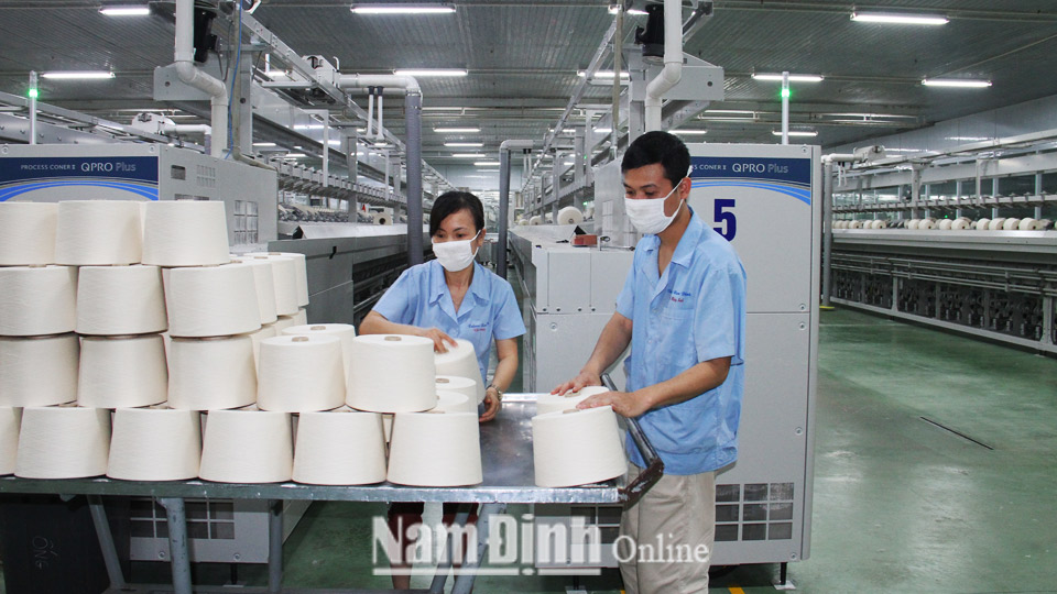 Sản xuất sợi nguyên liệu phục vụ công nghiệp dệt may tại Nhà máy Sợi (Tổng Công ty Cổ phần Dệt may Nam Định).