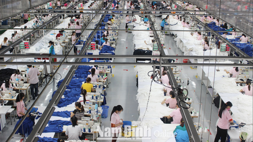 Công nhân lao động Công ty Trách nhiệm hữu hạn Geulim (Vụ Bản) thi đua lao động sản xuất.  Bài và ảnh: Lam Hồng