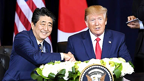  Tổng thống Mỹ Donald Trump và Thủ tướng Nhật Bản Abe Shinzo bắt tay nhau sau khi ký thỏa thuận. Ảnh: Getty Images. 