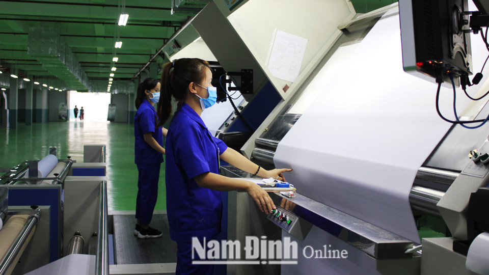 Sản xuất các sản phẩm vải, sợi tại Công ty Cổ phần Dệt Bảo Minh, Khu công nghiệp Bảo Minh (Vụ Bản).
