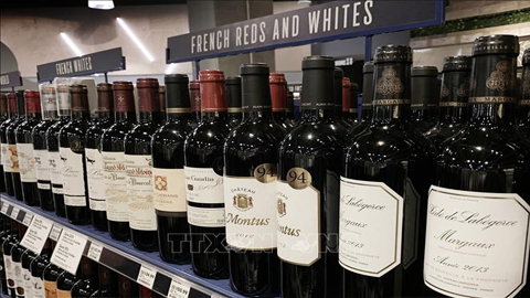Các chai rượu của Pháp được bày bán tại siêu thị ở Los Angeles, California (Mỹ) ngày 18/8/2019. Ảnh: AFP/TTXVN