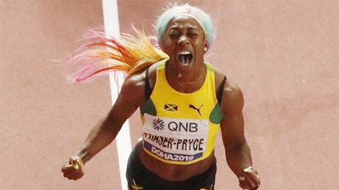 Shelly-Ann Fraser-Pryce ăn mừng sau khi là người đầu tiên cán đích ở đường chạy 100m tại giải vô địch điền kinh thế giới đang diễn ra ở Doha, Qatar. (Ảnh: Reuters)