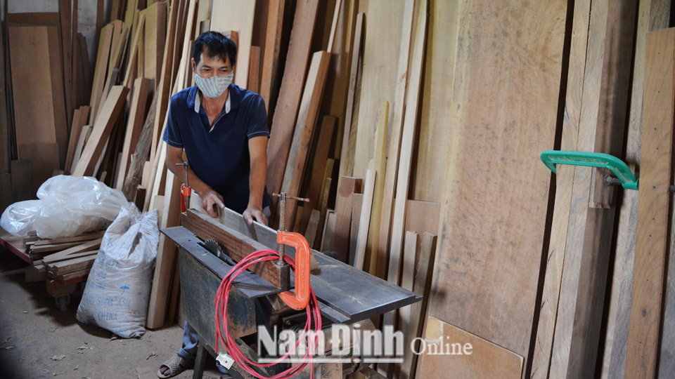 Sản xuất sản phẩm đồ gỗ dân dụng tại gia đình chị Vũ Thị Hiền ở xóm An Thái.