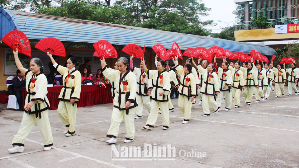 Câu lạc bộ thức vũ kinh của người cao tuổi phường Hạ Long (thành phố Nam Định) góp phần nâng cao sức khỏe người cao tuổi.