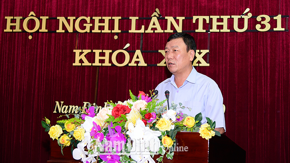Đồng chí Đoàn Hồng Phong, Ủy viên Ban Chấp hành Trung ương Đảng, Bí thư Tỉnh ủy, Trưởng đoàn Đoàn đại biểu Quốc hội của tỉnh phát biểu kết luận hội nghị.