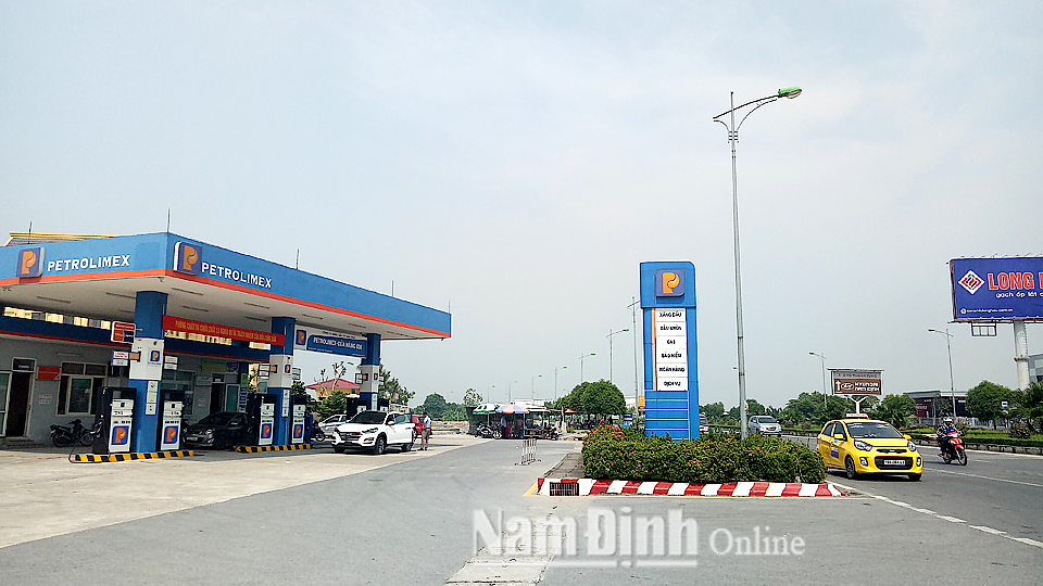 Tuyến đường bộ mới Nam Định - Phủ Lý, đoạn thuộc địa phận thành phố Nam Định đã bước đầu thu hút được doanh nghiệp đầu tư theo quy hoạch.