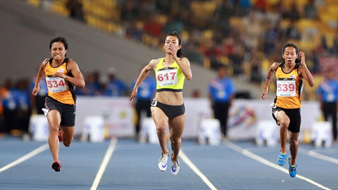 Lê Tú Chinh (giữa)-đương kim vô địch SEA Games cự ly 100m, 200m.