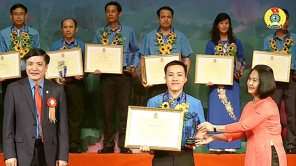 Anh Nguyễn Mạnh Toàn được Tổng Liên đoàn Lao động Việt Nam tặng Bằng khen tại Hội nghị vinh danh Chủ tịch công đoàn cơ sở tiêu biểu năm 2019. Ảnh: Do cơ sở cung cấp