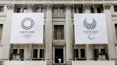 Logo Olympic Tokyo 2020 và Paralympic Tokyo 2020 được treo trước cổng một tòa nhà ở Tokyo, Nhật Bản. Ảnh: Reuters