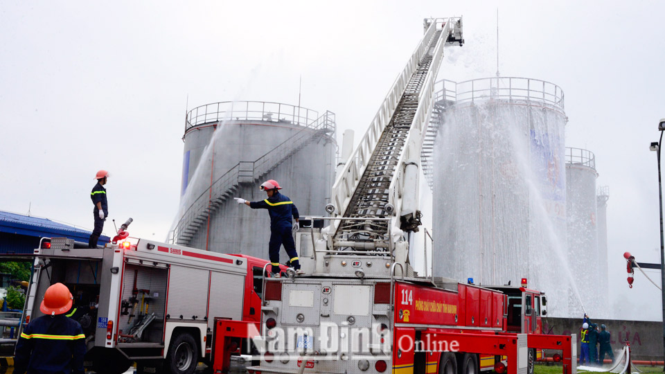 Công ty Cổ phần Xăng dầu khí Nam Định phối hợp với Phòng Cảnh sát Phòng cháy chữa cháy và cứu nạn, cứu hộ (Công an tỉnh) tổ chức diễn tập phương án chữa cháy tại kho nhiên liệu của đơn vị ở xã Tân Thành (Vụ Bản).