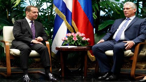 Chủ tịch Cuba Miguel Diaz-Canel (phải) tiếp và hội đàm với Thủ tướng Nga Dmitry Medvedev ngày 3/10/2019. Ảnh: Ria Novosti