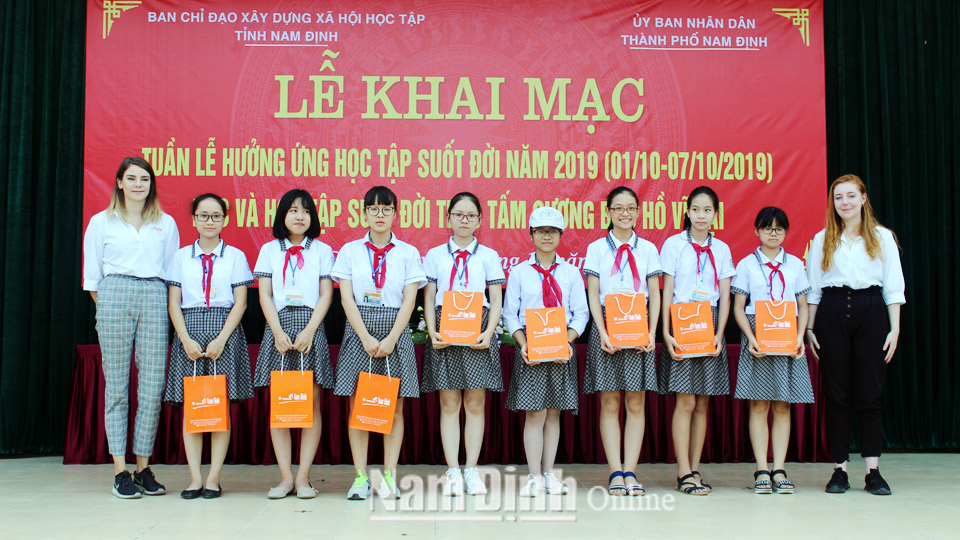 Học sinh Trường Trung học cơ sở Hàn Thuyên (thành phố Nam Định) được nhận sách nhân tuần lễ hưởng ứng học tập suốt đời năm 2019.