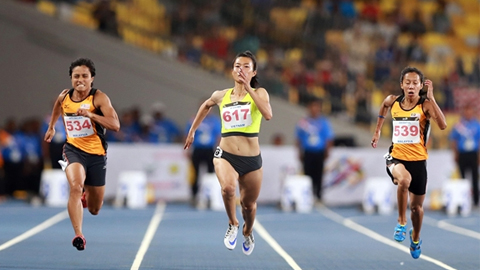  Lê Tú Chinh (giữa)-đương kim vô địch SEA Games cự ly 100m, 200m.