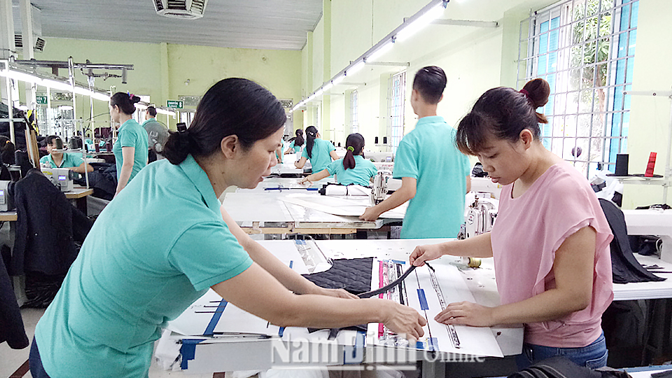 Sản xuất tại Công ty Cổ phần May 1, Tổng Công ty Dệt Nam Định.
