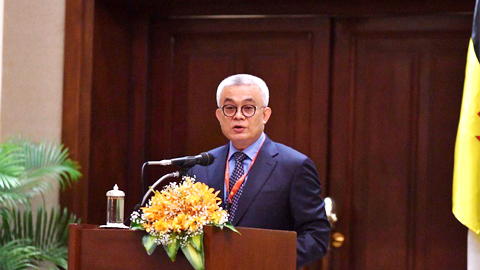 Phó Thủ tướng Campuchia Aun Porn MoniRoth phát biểu tại hội nghị.