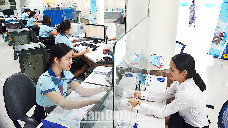 Giao dịch tại Ngân hàng Thương mại Cổ phần Công thương (Vietinbank) chi nhánh thành phố Nam Định.