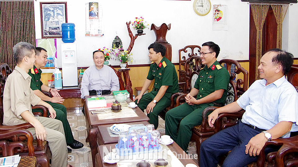 Cán bộ Ban Chỉ huy Quân sự huyện Hải Hậu phối hợp với tổ chức đoàn thể xã Hải Trung tuyên truyền các chính sách của Đảng, Nhà nước đến các chức sắc tôn giáo.