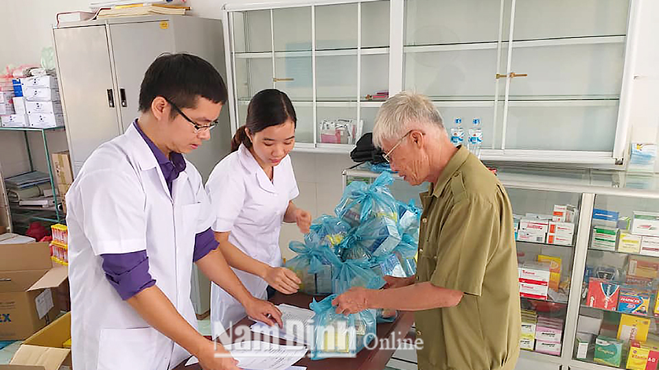 Đoàn Thanh niên Sở Y tế cấp phát thuốc miễn phí cho người dân xã Trực Đạo (Trực Ninh).