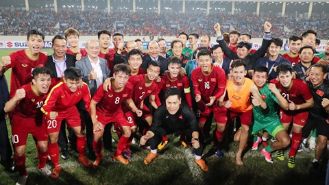  Thủ tướng Nguyễn Xuân Phúc xuống sân chia vui cùng ban huấn luyện cùng các cầu thủ ĐT Việt Nam. Ảnh: Trọng Hải