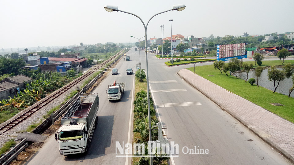 Tuyến Quốc lộ 10 đoạn qua địa phận thành phố Nam Định góp phần nâng cao hiệu quả thu hút đầu tư.