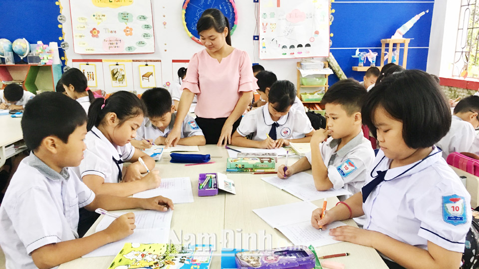 Cô và trò Trường Tiểu học Lộc An (thành phố Nam Định) trong một giờ học.