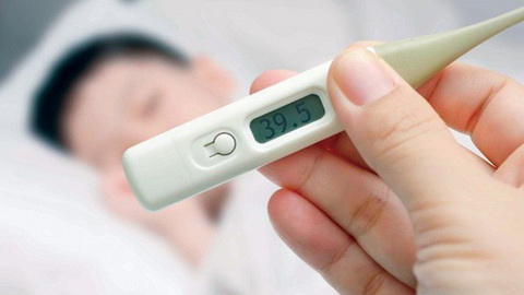 Khi bị cảm lạnh thân nhiệt của người bệnh thường không tăng nhiều, ít có khả năng bị sốt, nếu có sốt thì sẽ sốt nhẹ nhưng với người bị cảm cúm sẽ có triệu chứng sốt, thân nhiệt tăng cao đến 39 - 400C, trẻ nhỏ bị cảm cúm sốt kéo dài tới 3 – 4 ngày.