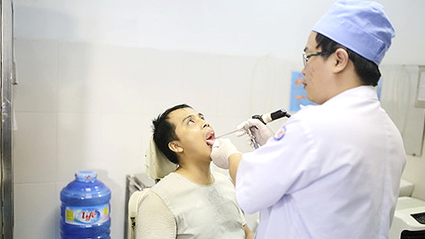 Khám họng cho bệnh nhân giúp chẩn đoán chính xác và điều trị kịp thời.