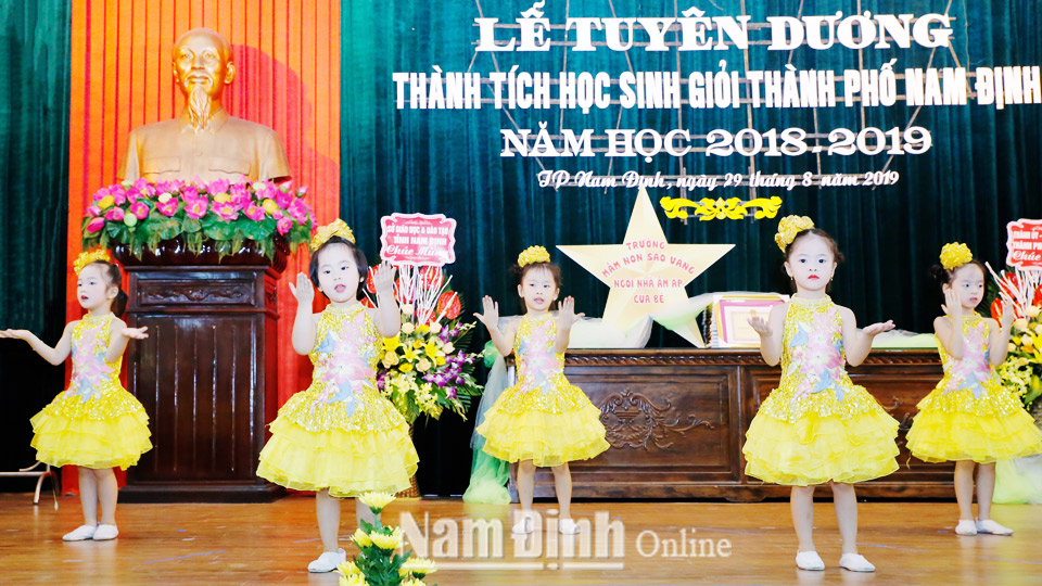 Học sinh Trường Mầm non Sao Vàng biểu diễn tại lễ tuyên dương thành tích học sinh giỏi thành phố Nam Định năm học 2018-2019.