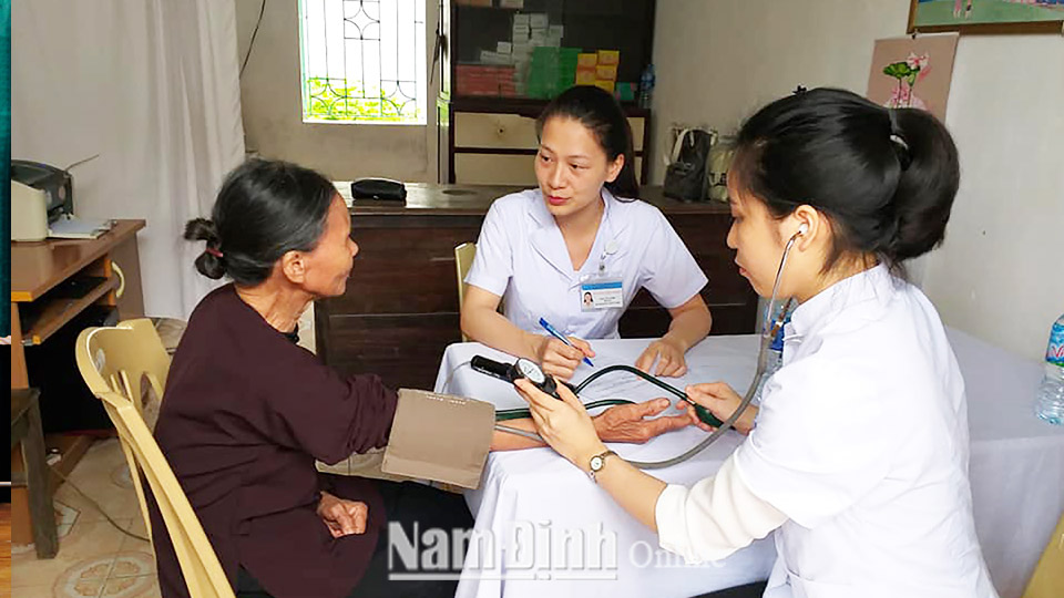 Đoàn Thanh niên Sở Y tế tổ chức chương trình khám, chữa bệnh miễn phí cho người dân xã Trực Thái (Trực Ninh).  Ảnh: Do cơ sở cung cấp
