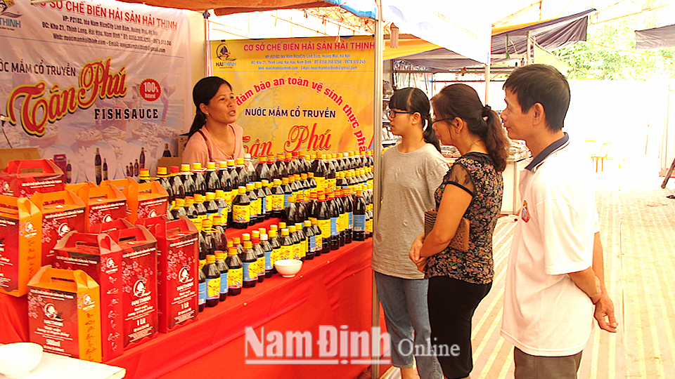 Sản phẩm nước mắm Tân Phú, thị trấn Thịnh Long tham gia gian hàng xúc tiến thương mại do Sở Công thương tổ chức tại thành phố Nam Định.