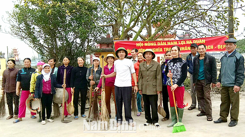 Nông dân xã Nam Lợi ra quân vệ sinh môi trường nghĩa trang nhân dân. Ảnh: Do cơ sở cung cấp