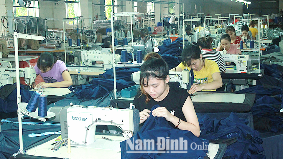 Công nhân làm việc tại cơ sở may của cựu thanh niên xung phong Nguyễn Văn Ngôn, thị trấn Ninh Cường (Trực Ninh).