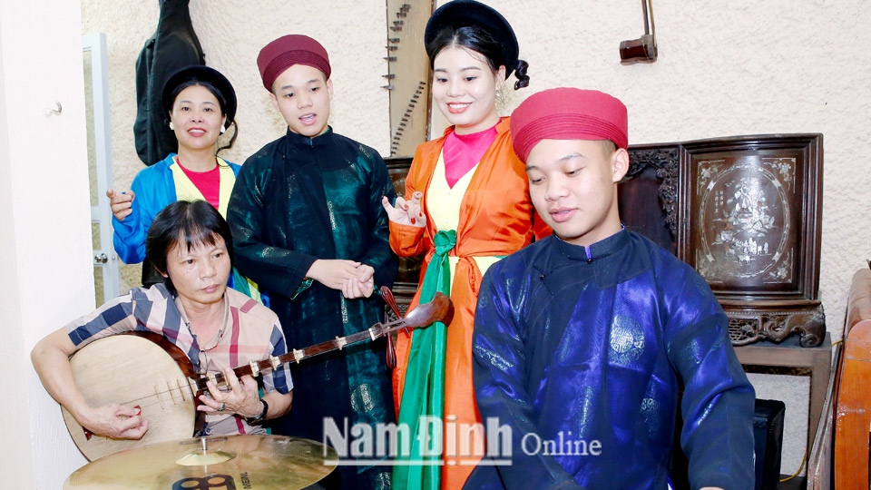 Một buổi sinh hoạt chèo của gia đình anh Nguyễn Xuân Sơn, phường Quang Trung (thành phố Nam Định).