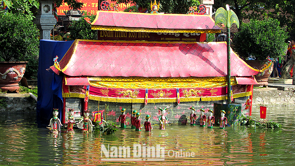 Biểu diễn nghệ thuật múa rối nước trong lễ hội Đền Trần, phường Lộc Vượng (thành phố Nam Định).
