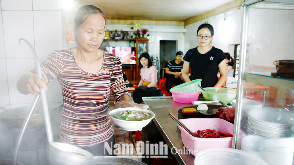 Bà Lê Thị Gấm (54 tuổi), chủ quán “Phở Gốc tre” ở thôn Tây Lạc, xã Đồng Sơn có 25 năm kinh nghiệm chế biến phở.