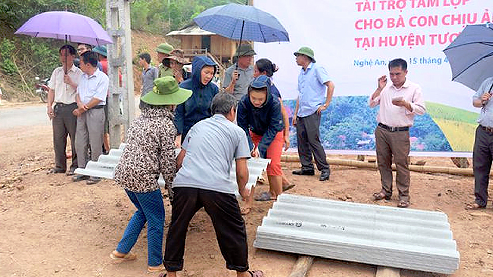 Hiệp hội tấm lợp Việt Nam đưa tấm lợp tới hỗ trợ người dân vùng bị thiên tai, bão lũ