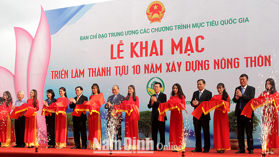 Thủ tướng Chính phủ Nguyễn Xuân Phúc và các đại biểu cắt băng khai mạc Triển lãm. Ảnh: Việt Thắng