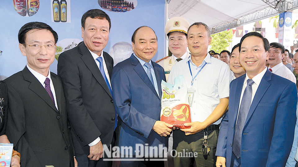 Thủ tướng Nguyễn Xuân Phúc và các đồng chí lãnh đạo tỉnh tham quan gian hàng triển lãm sản phẩm OCOP Nam Định 