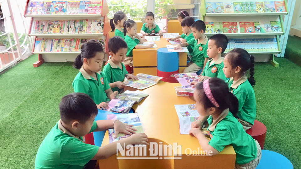 Học sinh Trường Tiểu học Nguyễn Văn Trỗi (thành phố Nam Định) đọc sách tại thư viện nhà trường.