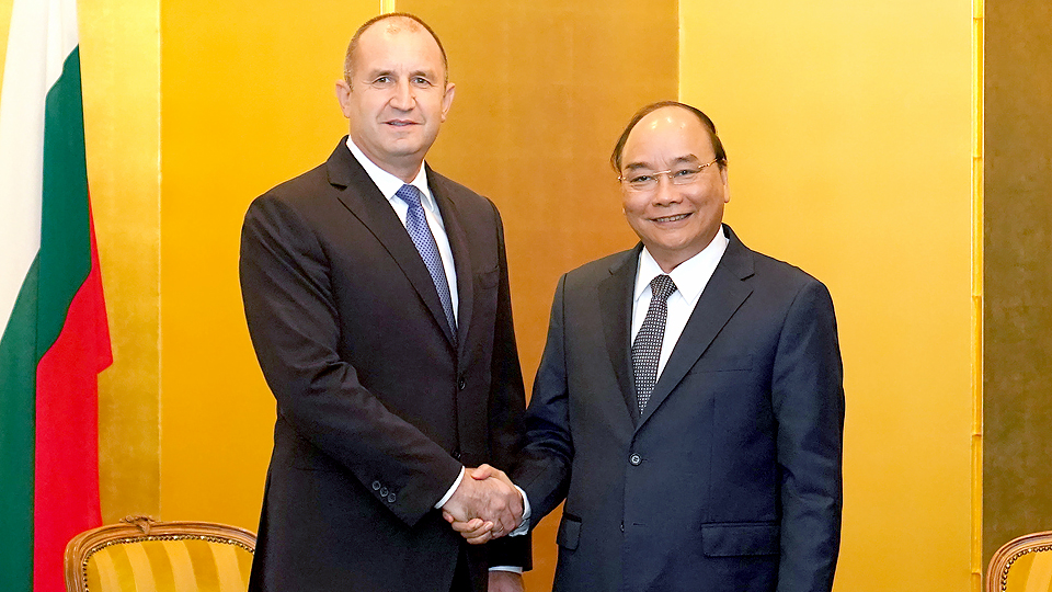 Thủ tướng Nguyễn Xuân Phúc và Tổng thống Bulgaria Rumen Radev. Ảnh: VGP/Quang Hiếu