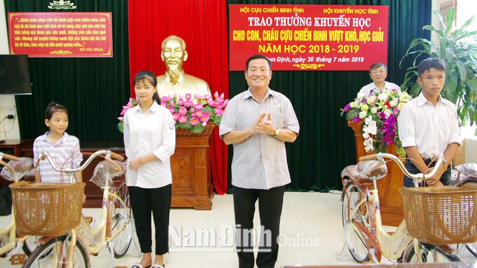 Đồng chí Trần Quang Tiến, Chủ tịch Hội Cựu chiến binh tỉnh tặng quà khuyến học cho con em hội viên có hoàn cảnh khó khăn vươn lên học giỏi.  Ảnh: Thanh Tuấn