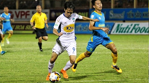 Tiền đạo Văn Toàn (áo trắng) thi đấu nổi bật trong chiến thắng trước Sanna Khánh Hòa với một cú đúp.
