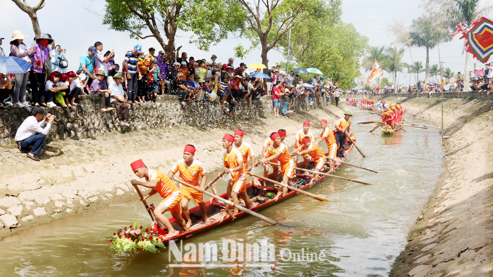 Bơi chải đứng trong Lễ hội Chùa Keo Hành Thiện, xã Xuân Hồng (Xuân Trường).