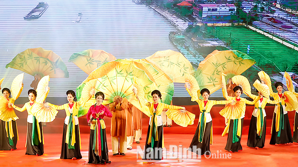 Các nghệ sĩ, diễn viên Đoàn Chèo Nam Định biểu diễn tại Hội nghị toàn quốc tổng kết 10 năm Chương trình mục tiêu quốc gia xây dựng nông thôn mới giai đoạn 2010-2020.