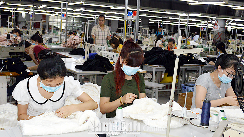 Công nhân Công ty Cổ phần Daum & Jung An (Mỹ Lộc) sử dụng bảo hộ lao động, phòng bệnh nghề nghiệp.  