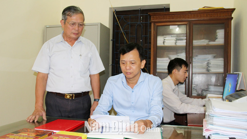 Thường trực Đảng ủy xã Yên Ninh (Ý Yên) bàn giải pháp nâng cao chất lượng sinh hoạt chi bộ.
