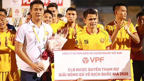 Các cầu thủ Thanh Hóa chính thức trụ hạng sau chiến thắng nhọc nhằn ở trận play-off với Phố Hiến.